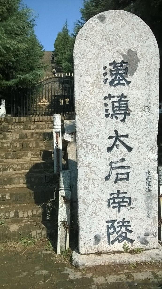 在西安及其周边旅行时，你会发现一个现象：在许多景点，尤其是帝王陵古迹之处，都能看
