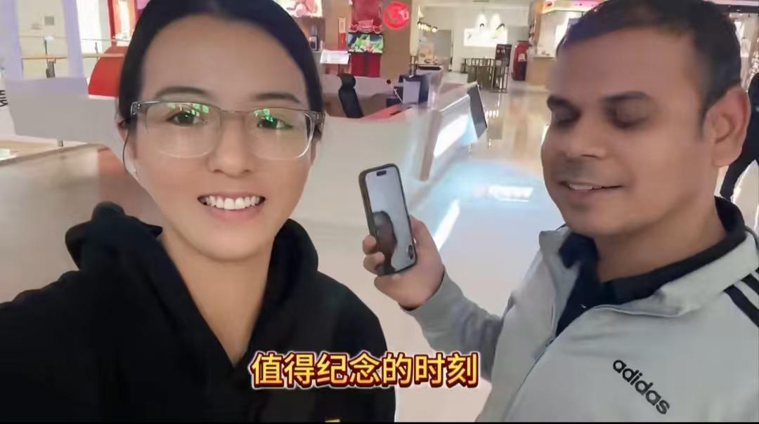 女生和印度老公发视频庆祝，天天跑签证，终于把公公婆婆弄到中国来了。这些天印度高温