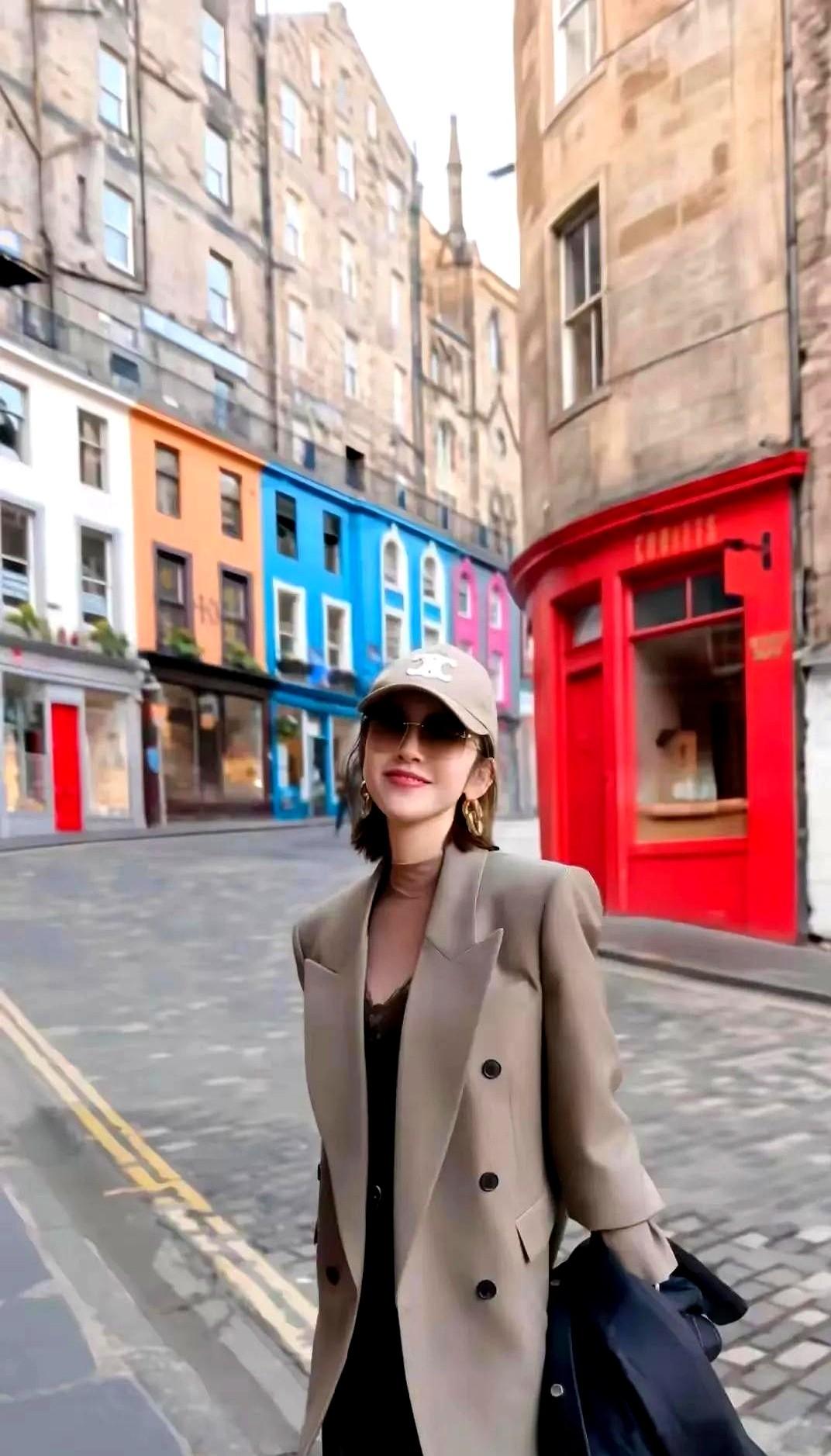 唐艺昕这组苏格兰出游照，简直是教科书级别的度假模版！她穿着驼色西装配蕾丝内搭