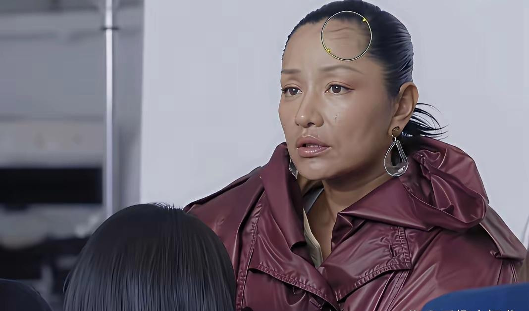 李乃文上节目，盯着瞿颖脑门上的碎发憋了半天，憋出一句：“这头发咋回事？”瞿颖淡定回：“故意的。”李乃