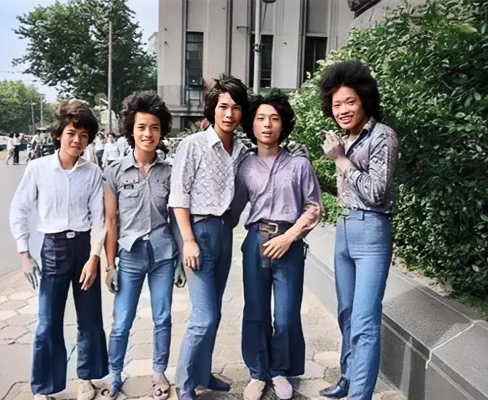 一张老照片，拍摄于1985年的上海，五个时尚潮人漫步在外滩街头的合影，那时候男性