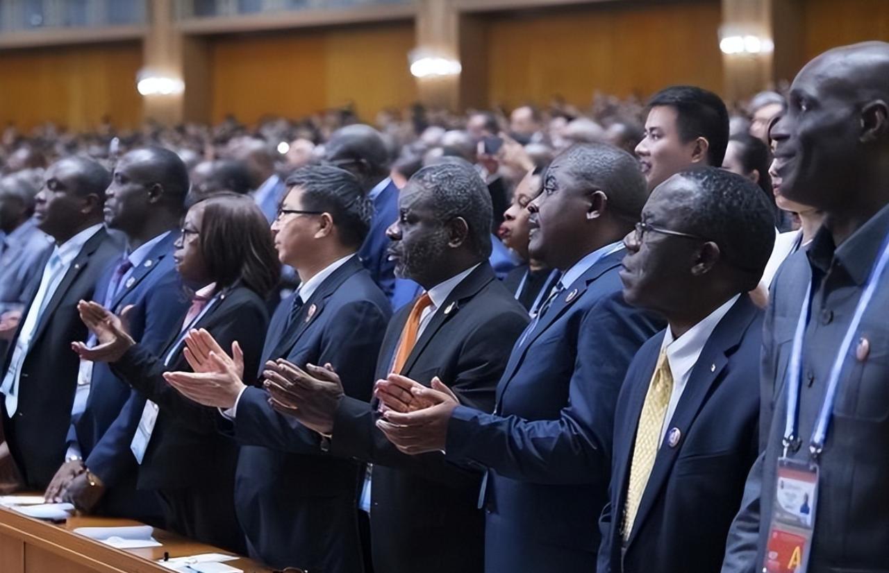 美国发现一个“秘密”：每次对华加征关税，中国就去找非洲！他这边刚对中国加完