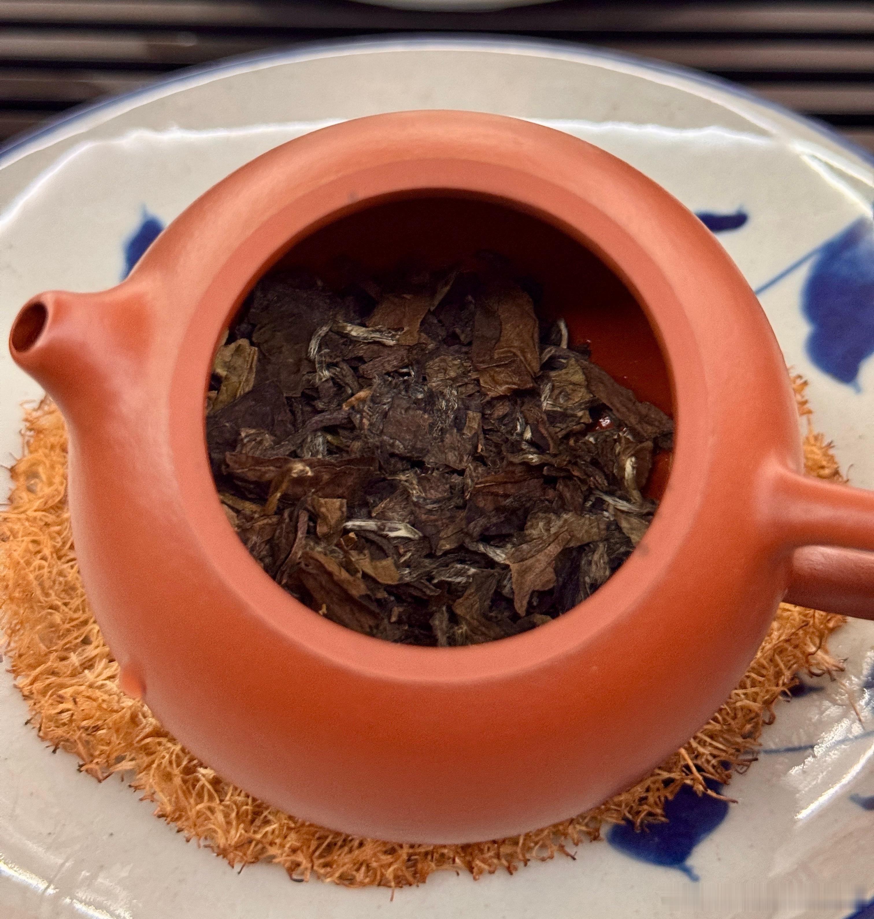 喝茶🫖不同茶类对气机的调节方向，其实是不同的。不发酵或微发酵的茶（绿茶、白茶
