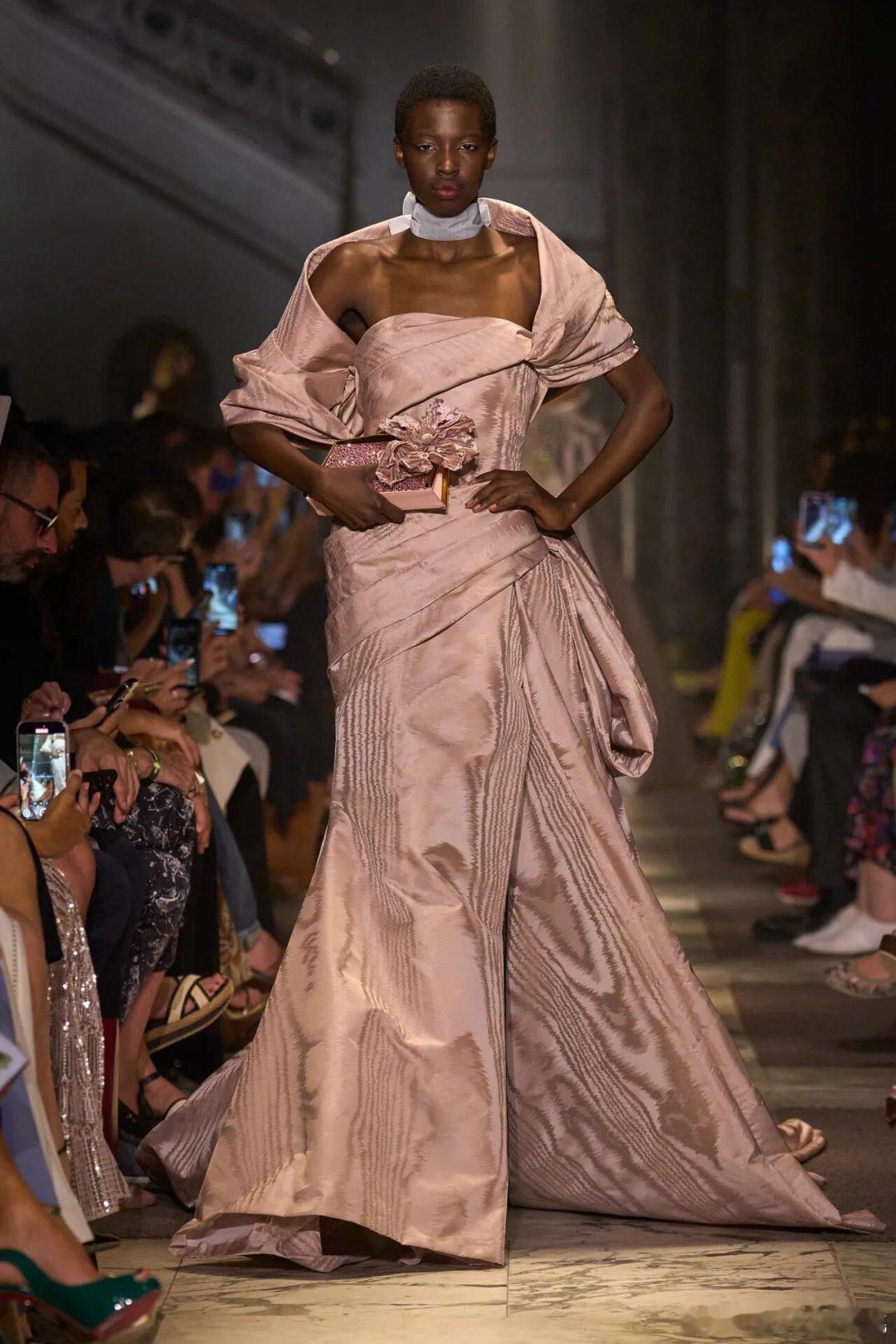 ElieSaab2025秋冬高定，也蛮适合vogue主题🌺​​​