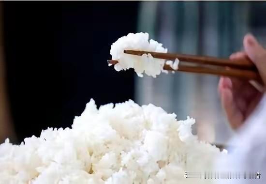 一个老外来中国，吃完一碗普普通通的白米饭，撂下筷子说了句石破天惊的话：“跟你们比