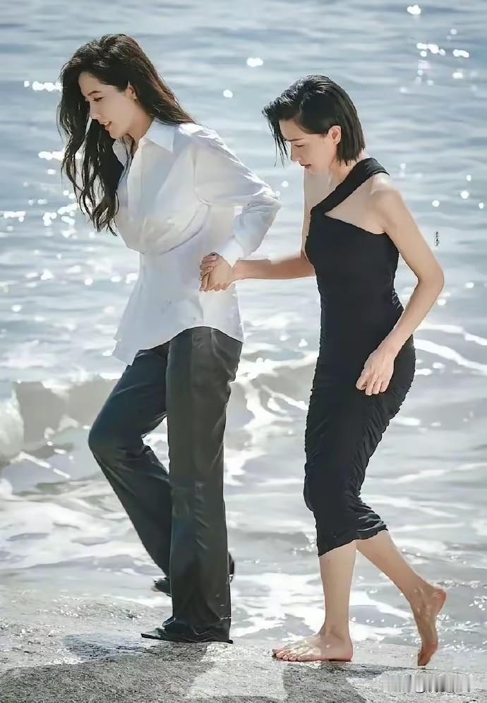 两个世纪美人——曾黎，万茜。都说日月如梭，光阴似箭。然而时间好像忘了她们，反而