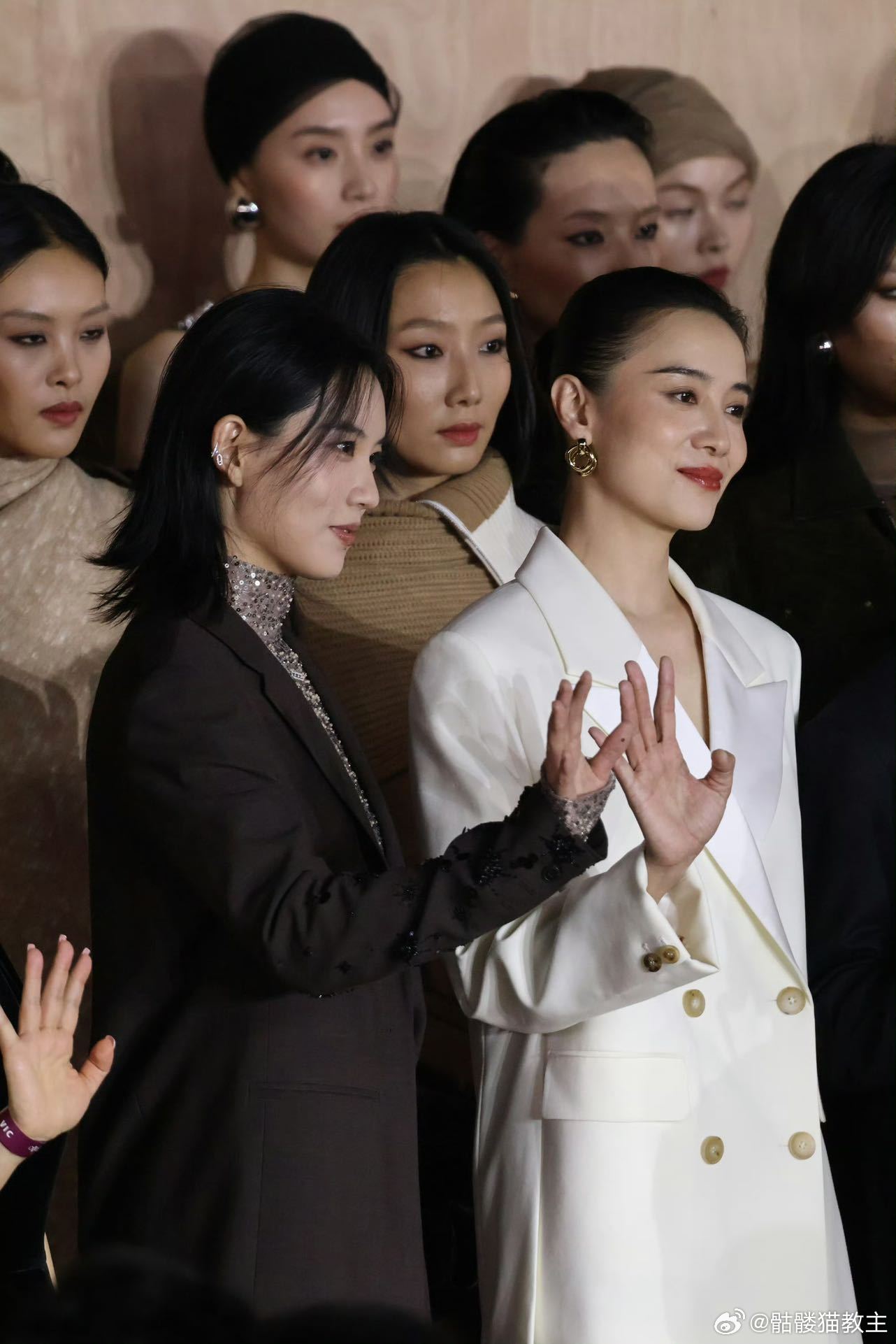 宋佳陆柯燃张柏芝同框活动现场三位女神同框，简直是大美的集结！宋佳的成熟稳重，陆