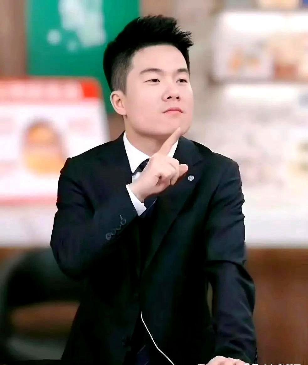 都说董宇辉挡了别人的财路，我看他是断了某些人的后路。以前进直播间，耳朵里全是