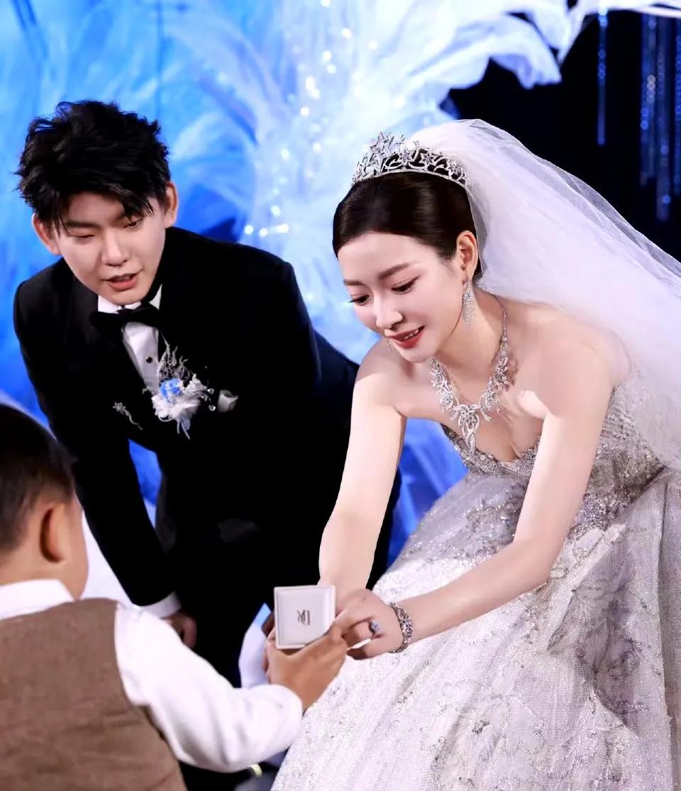 事实证明，奥运会冠军一般人真娶不起！就在前天，奥运会冠军黄雅琼和刘雨晨举行了