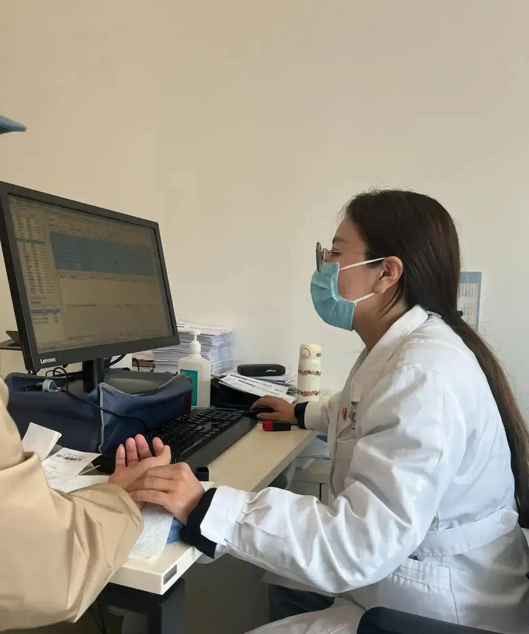 苹果水突然成了冬天最时髦的暖手杯。刷十条视频，八条在教苹果黄芪麦冬水、苹果陈皮