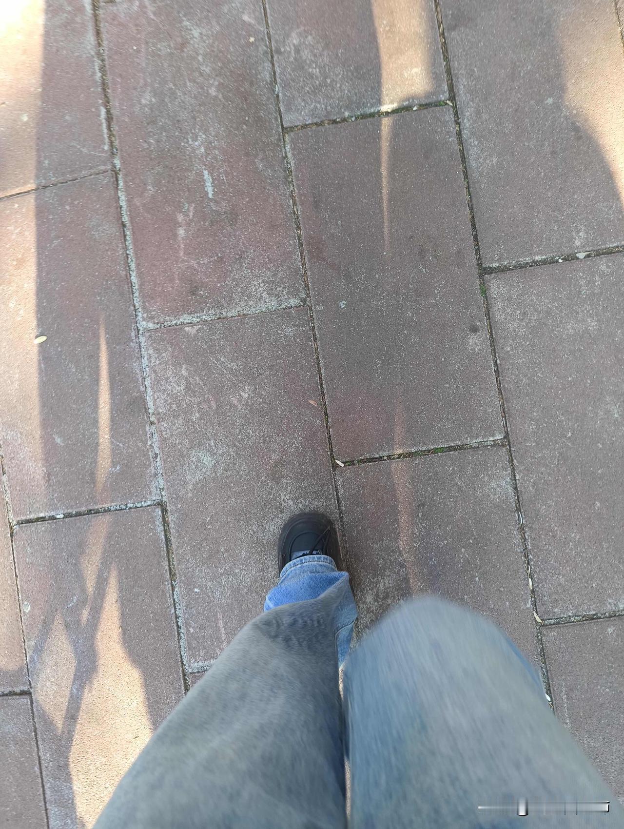 原来他以前念叨了一百遍的女孩如此普通那晚机缘巧合下，我见到了他以前念叨了八百遍