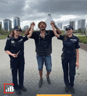 哈萨克斯坦街头，一名埃及旅行博主偶遇两名执勤的女警察，一个随意的行为，最后导致两名女警被开除！这位埃