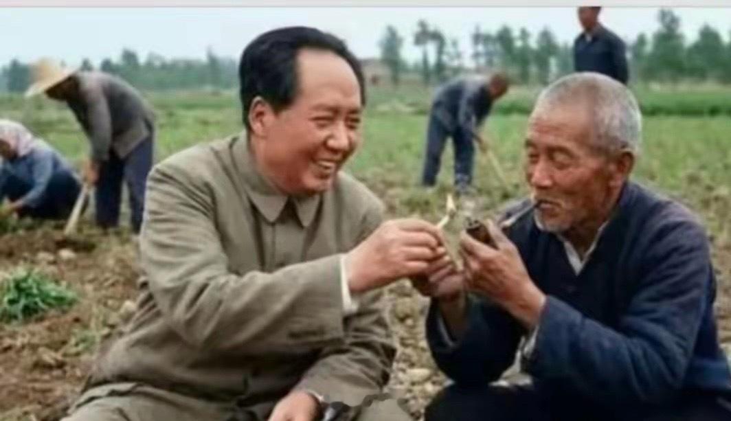 就是这么随意、就是这么接地气，毛主席坐在田间地头亲自为老农点燃旱烟时的瞬间！心中
