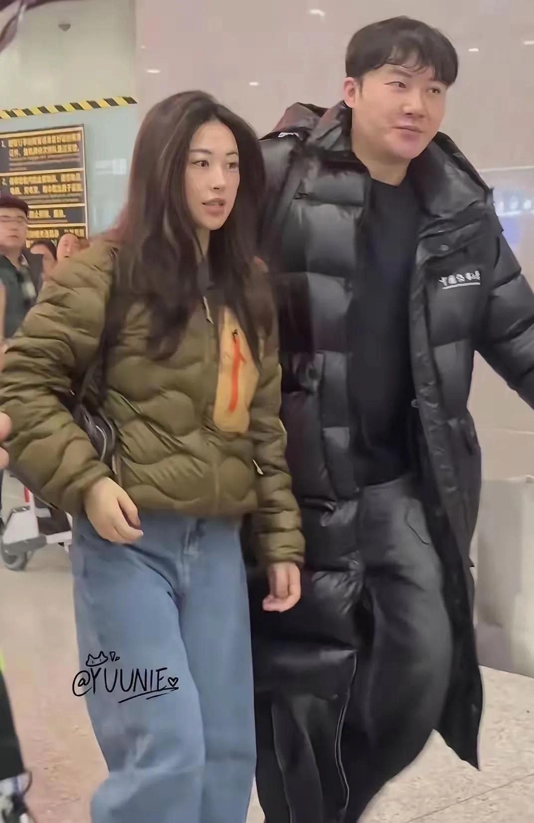 朱珠的“空气感羽绒服”火了！把轻薄保暖玩明白，这穿搭思路普通人照搬都好看谁