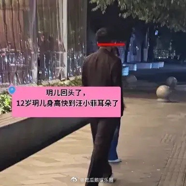 汪小菲带玥儿北京街头散步被偶遇，父女二人边走边聊天，画面温馨！