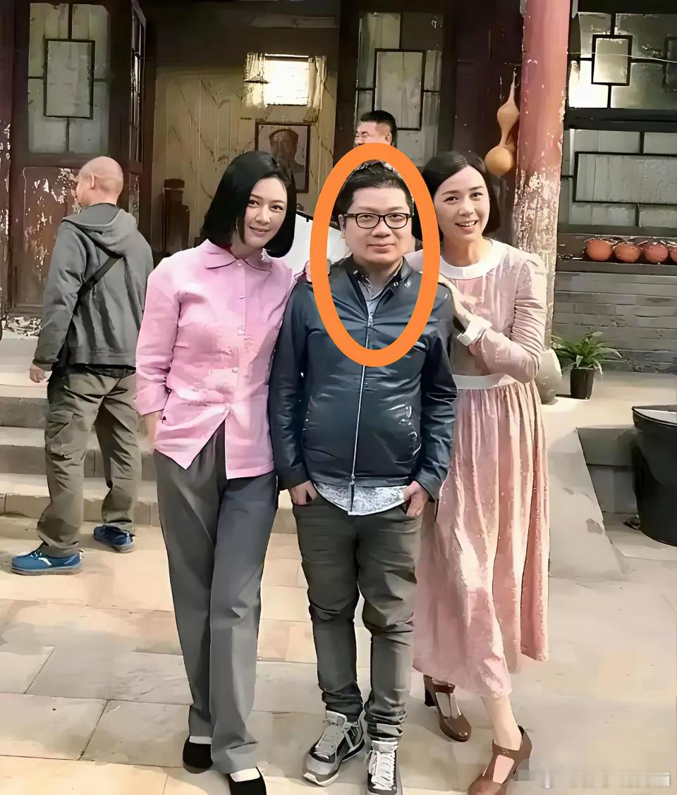 原来当初美女田海蓉和内地著名女星蒋雯丽与程青松站一起合影了，三人合影的整个画面，