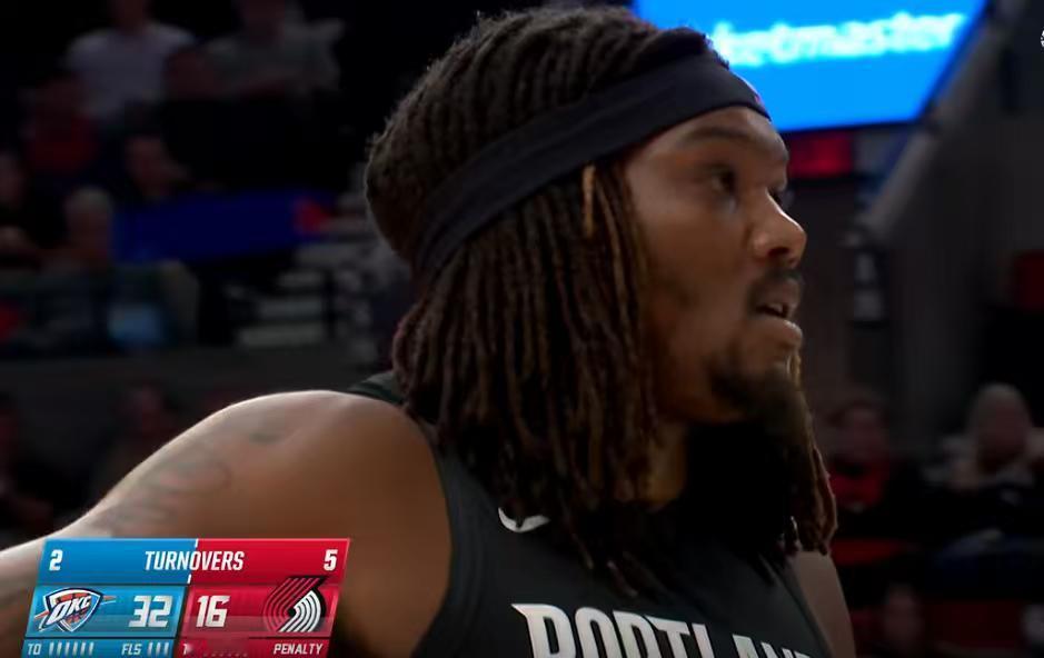 杨瀚森坐在板凳上看着球队落后20分，手里却擦不出一滴汗。他怎么也不会想到，开