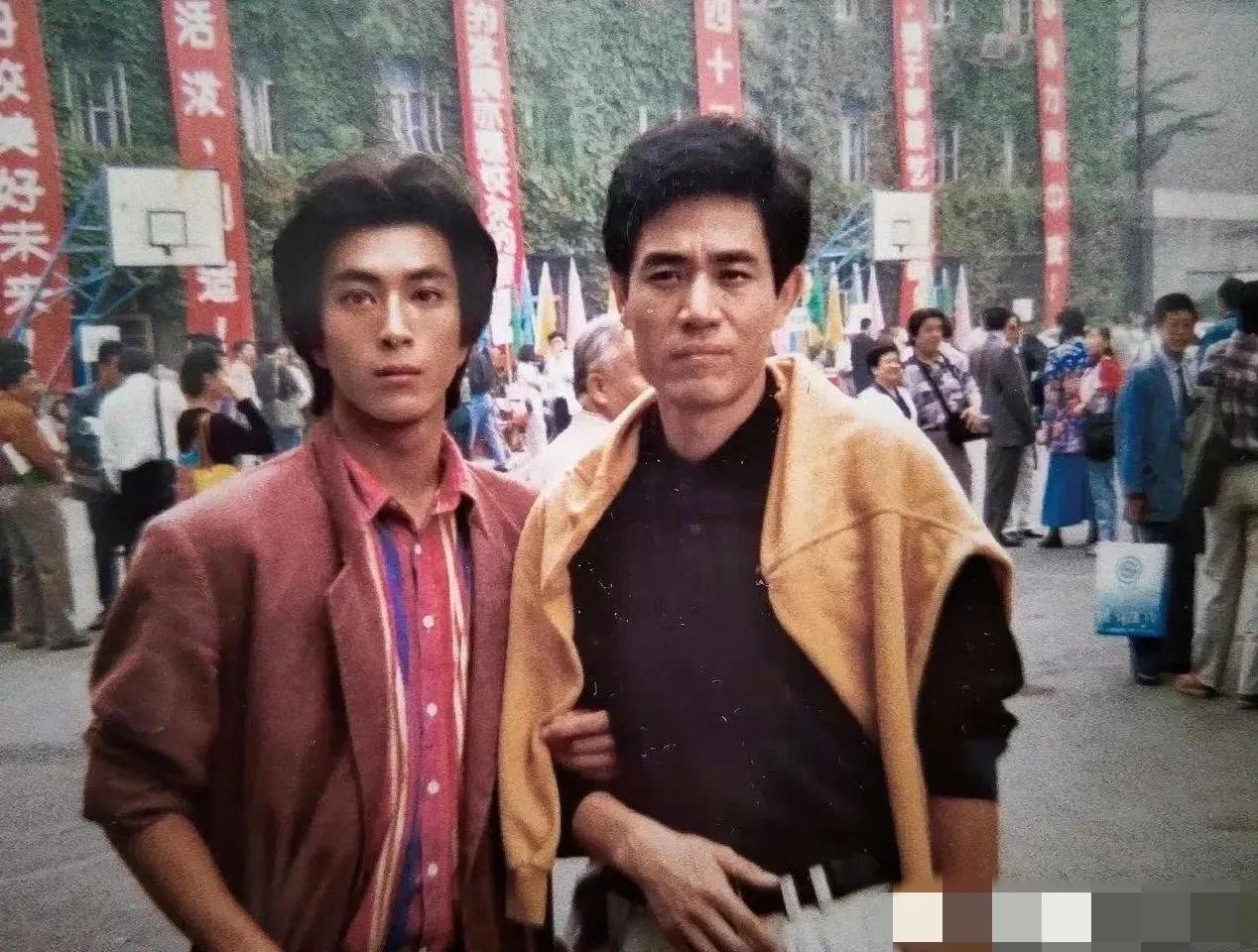 80年代，陈宝国还年轻时，一张珍贵的留影，那时候头发浓密，英俊帅气，他是一个实力