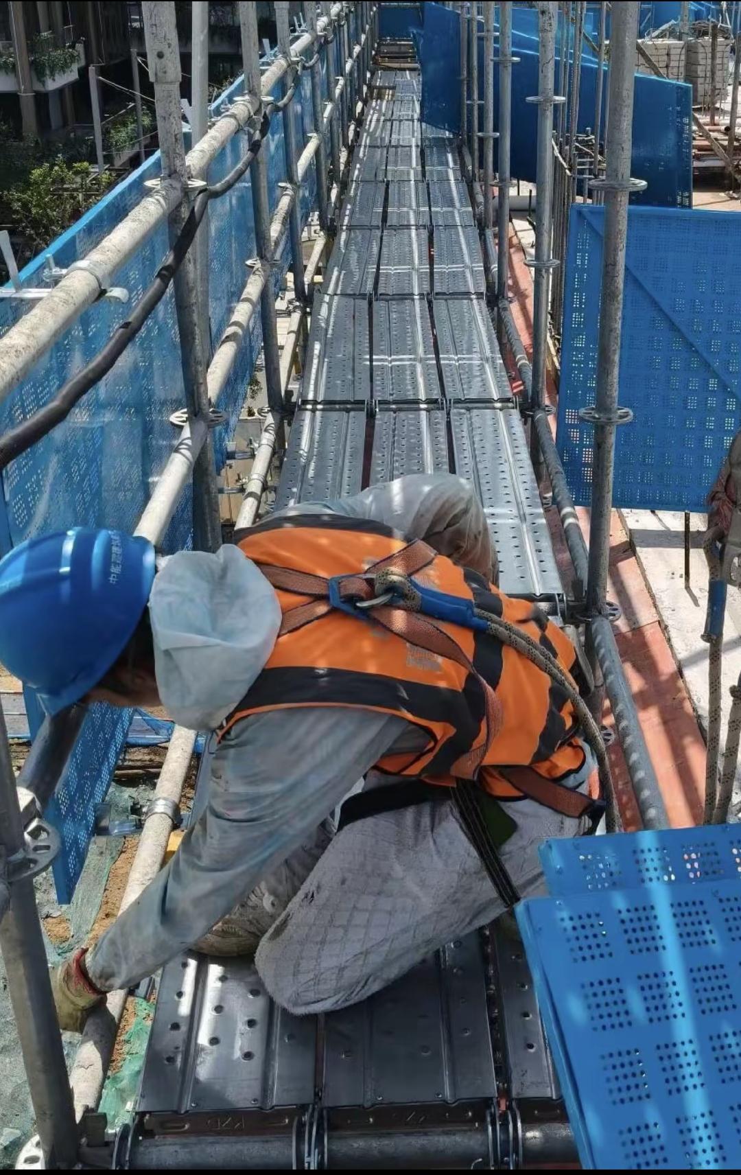 这是内地稍微好一点的工地使用的脚手架结构！这里面没有一个东西是易燃物件，以前的