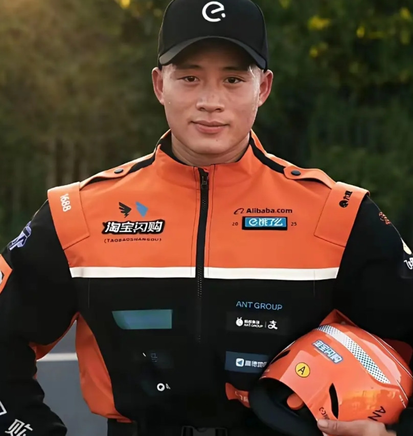 “饿了么“正式改名“淘宝闪购”了，不得不说他这个骑手服是真的好看，它的设计原理是