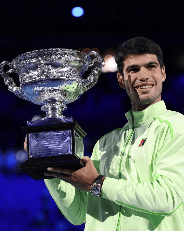 新王登基，北京时间2月1日，墨尔本罗德拉沃尔球场掌声震彻夜空，22岁的西班牙天才