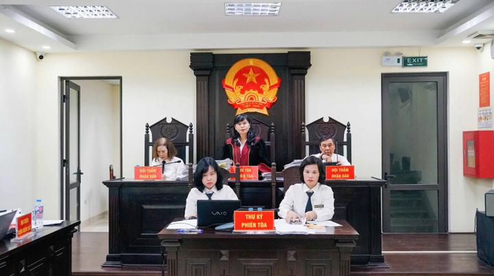 越南巴亭中学前校长因为乱收费被判入狱36个月第三张图片是该校校长经过4天的一