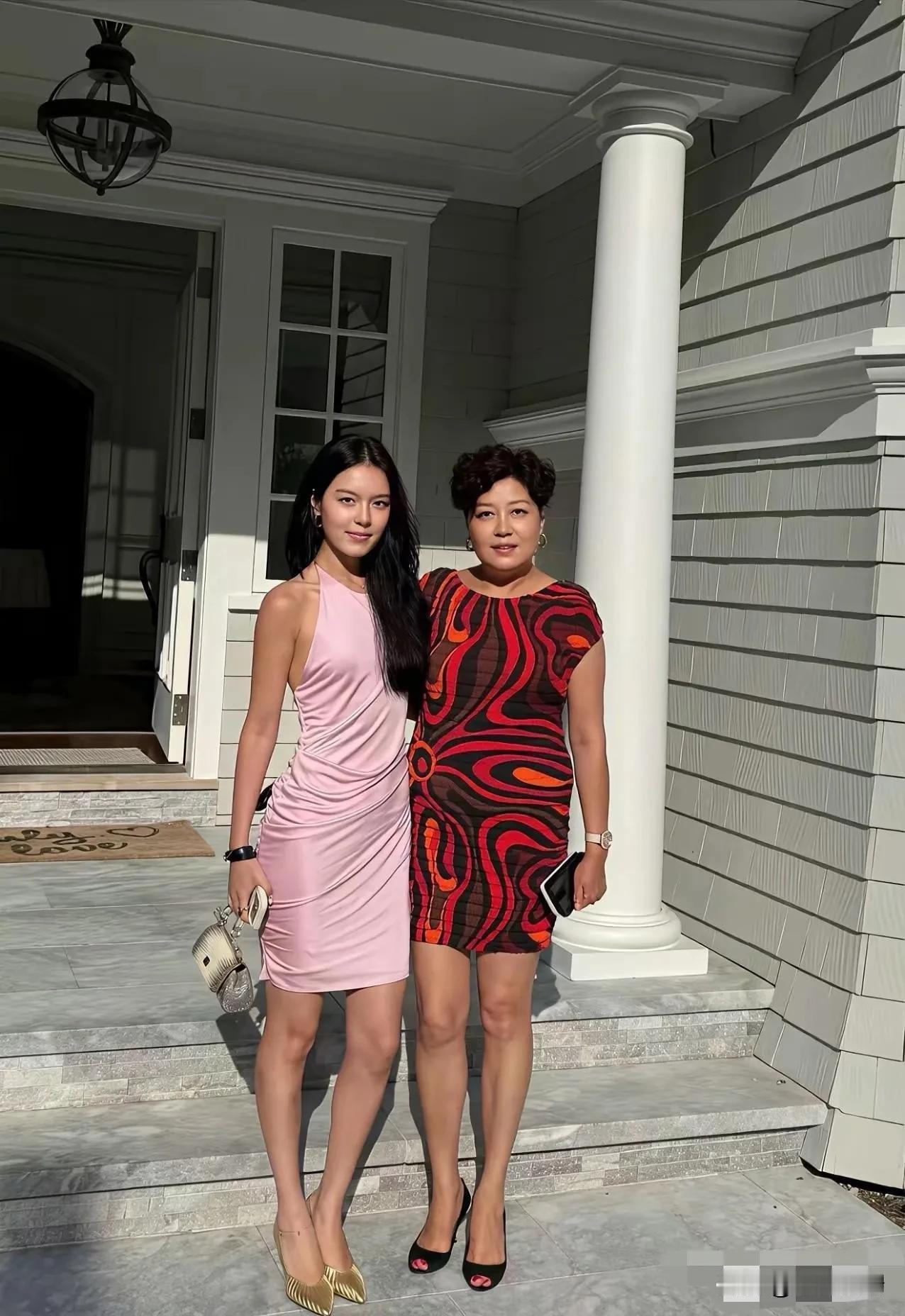 哈文母女，引发热议。7月6日，57岁的哈文，冲上热搜。这一次，不是怀念丈夫李