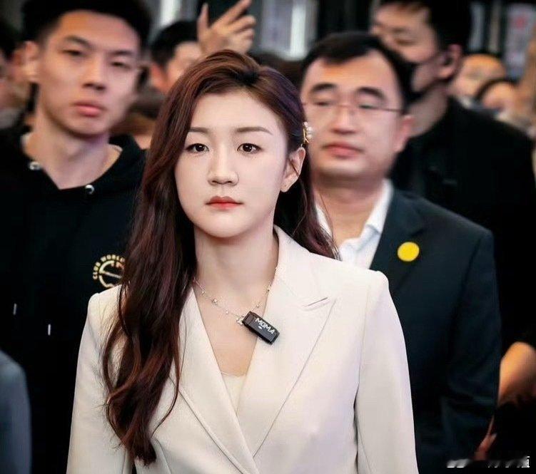 我问闺蜜，陈梦那么成功，为什么很少有企业找她代言？闺蜜斜了我一眼，笑着说：这你就