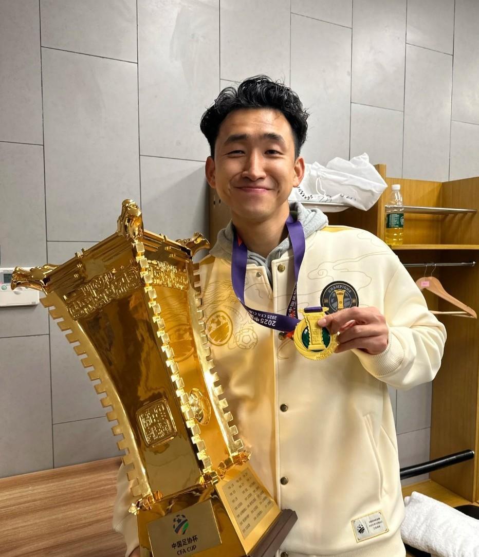 张源成为北京国安第一位确定离队球员！拉米罗与张源一起出席了，今天下午的亚冠二