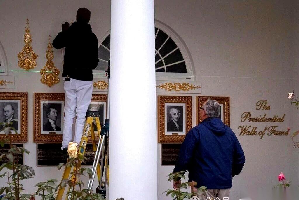 我天，我真的会笑死。白宫的走廊里，历任总统的照片墙，到了拜登这儿，照片直接没了