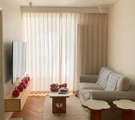 朋友来我家，以为我家有100平，其实才60平！她说：你家咋显这么大？我笑了：全靠