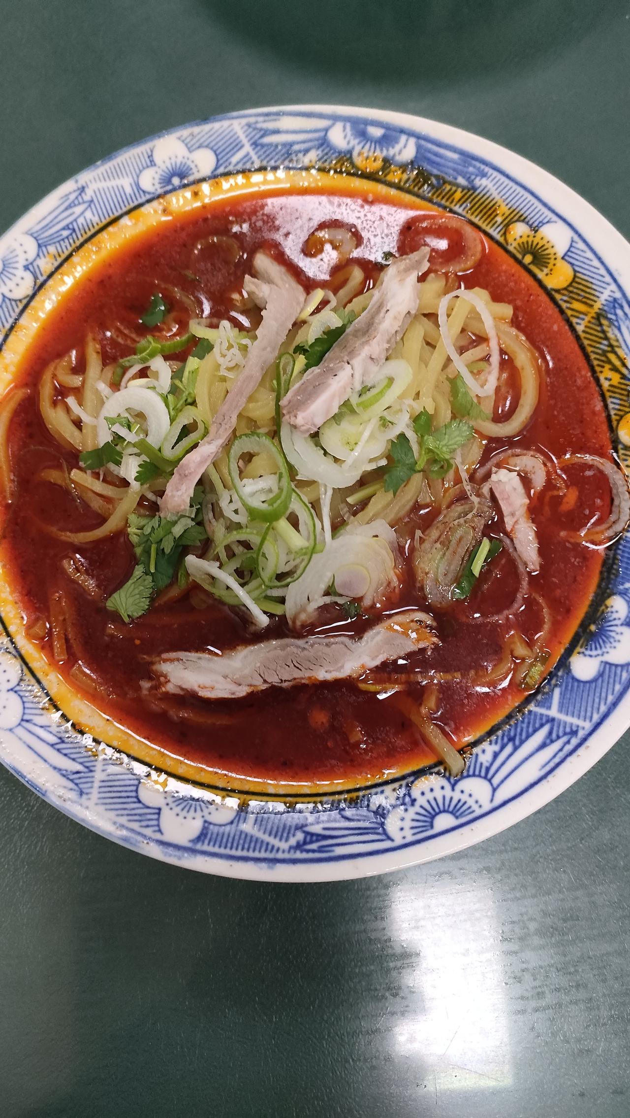 合阳黑池的小吃代表是羊肉餬饽，慕名来到黑池镇，在黑池中学附近发现了一家店，点了一