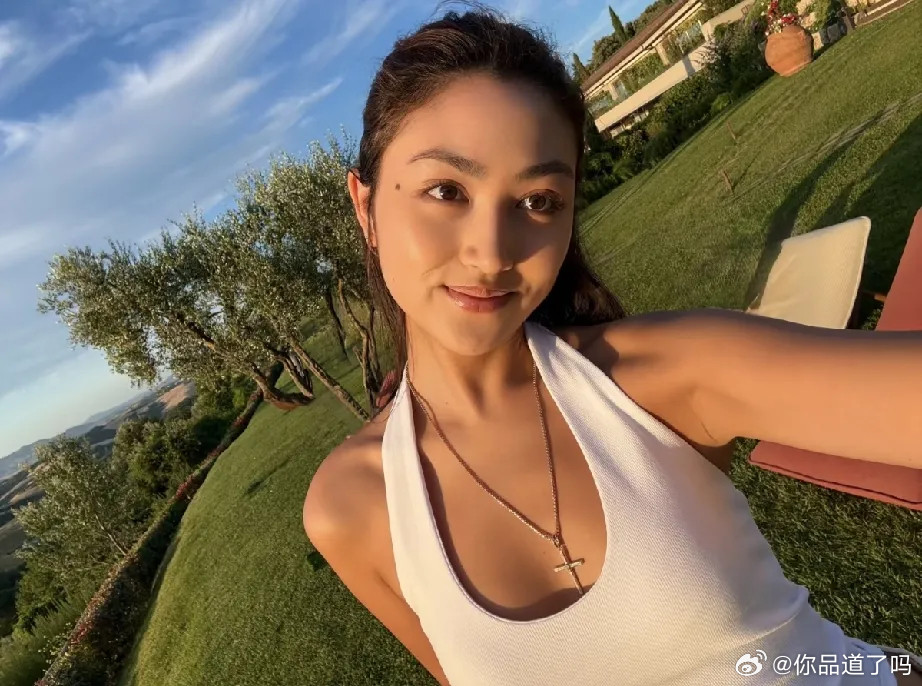 任达华一家的意大利度假照也太养眼了吧！22岁的任晴佳真是长开了，亭亭玉立，身高直