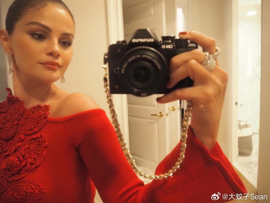 SelenaGomez赛琳娜戈麦斯分享在纽约宣传《大楼里只有谋杀》第五季之行的