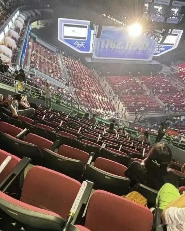 这种演唱会座位是真的存在吗？光看着就觉得心里发慌，一点安全感都没有。