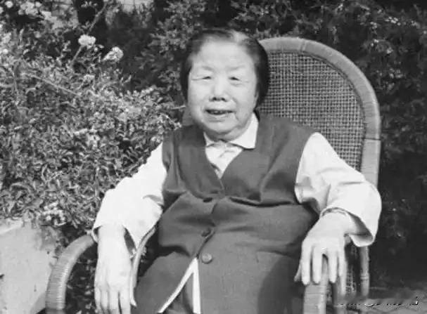 1992年7月11日，邓颖超去世后，她的秘书赵炜向中央提出了四个要求。然而，中央