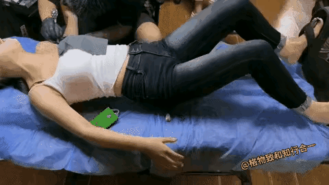 网友:原来纹个纹身这么疼啊。