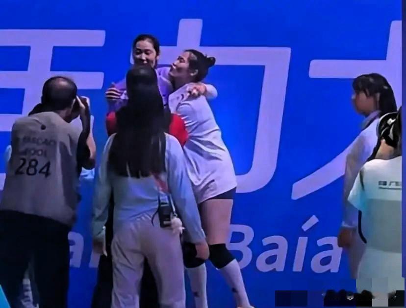 朱婷人气太高了：像个“老妈子”被大家缠着！昨天在河南女排3:2战胜北京的比