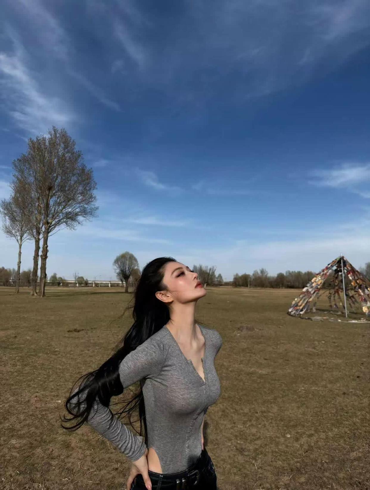 张馨予在草原上拍的那组大片，真是让人眼前一亮，她的曲线简直美得让人心动！​​​