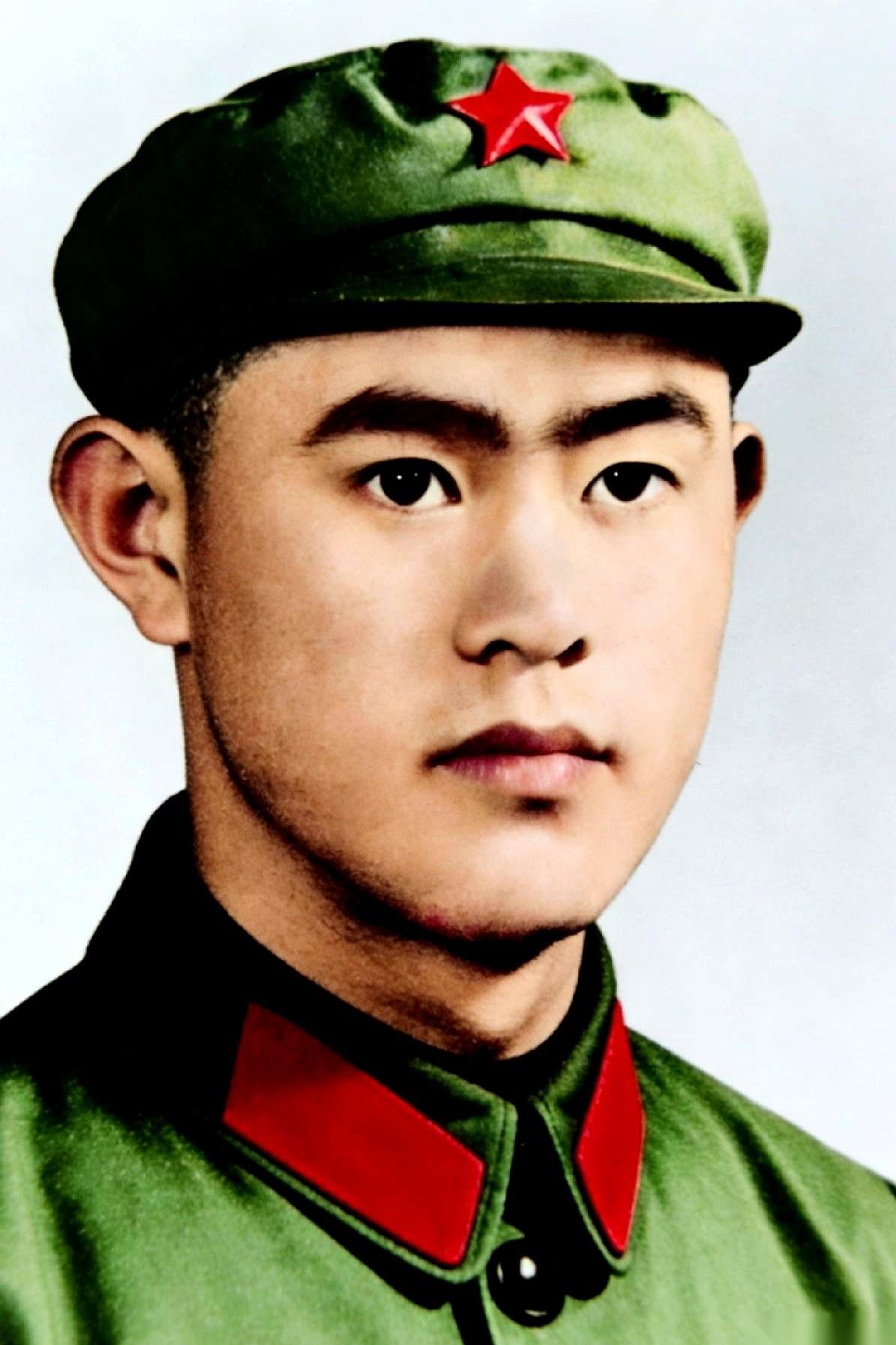 我跟你说，别以为南京博物院那个老院长，就是个戴着老花镜、跟你聊瓶瓶罐罐的文化人。