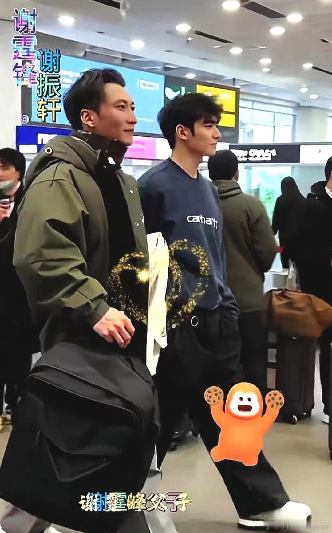 谢霆锋跟大儿子谢振轩，这爷儿俩就跟亲兄弟似的！他俩现身机场被拍到了，五官和气质老
