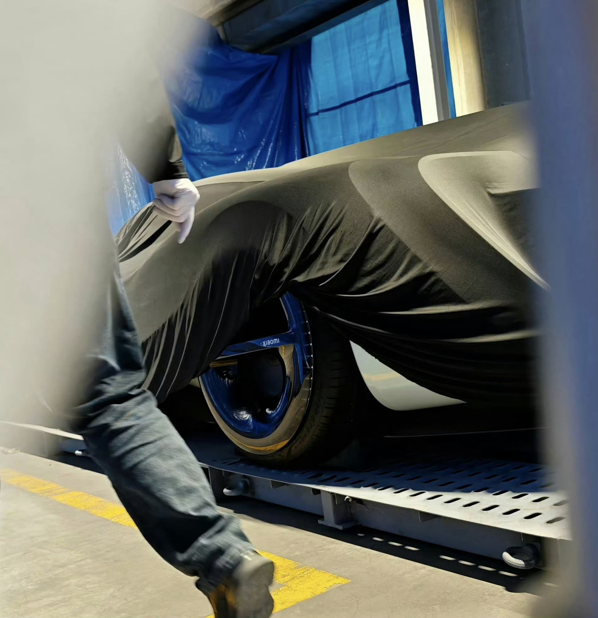 小米超跑快要来了吗？尾灯样式挺好看的，轮毂造型也够科幻