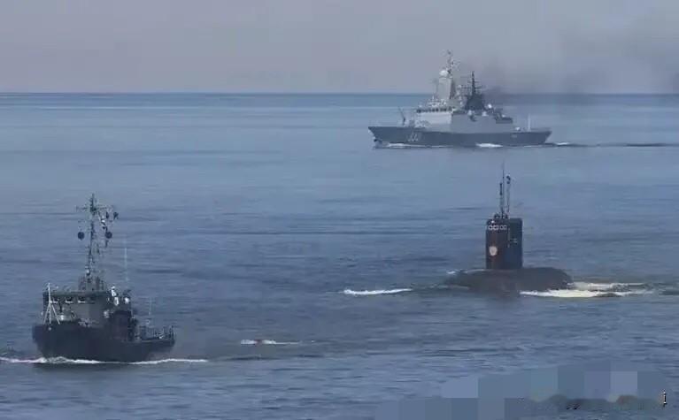 美军当着俄潜艇的面，将俄罗斯油轮扣押，这事看着很憋屈，但实际上俄罗斯的克制是对的