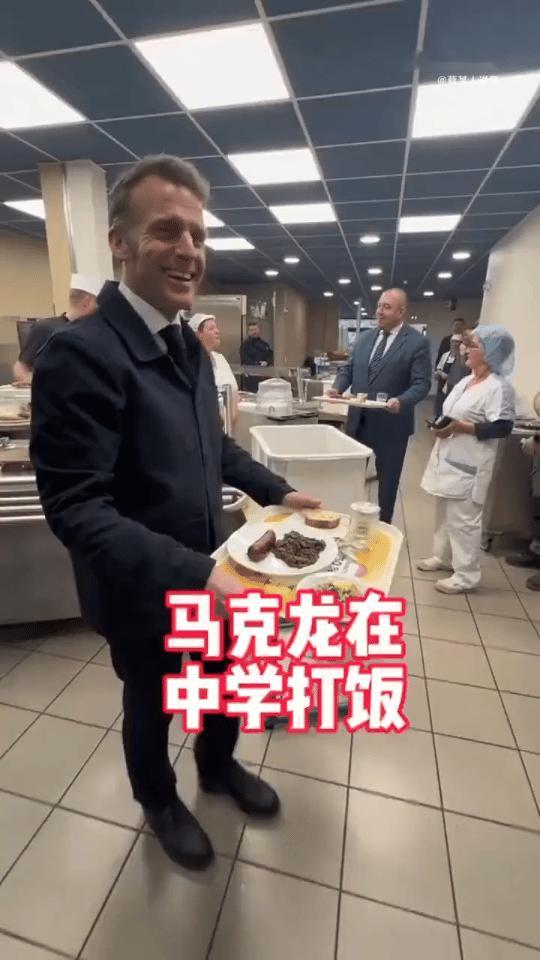 马克龙去一所高中食堂吃饭，所有人员居然没有任何反应[抠鼻]视频中，只见马克龙