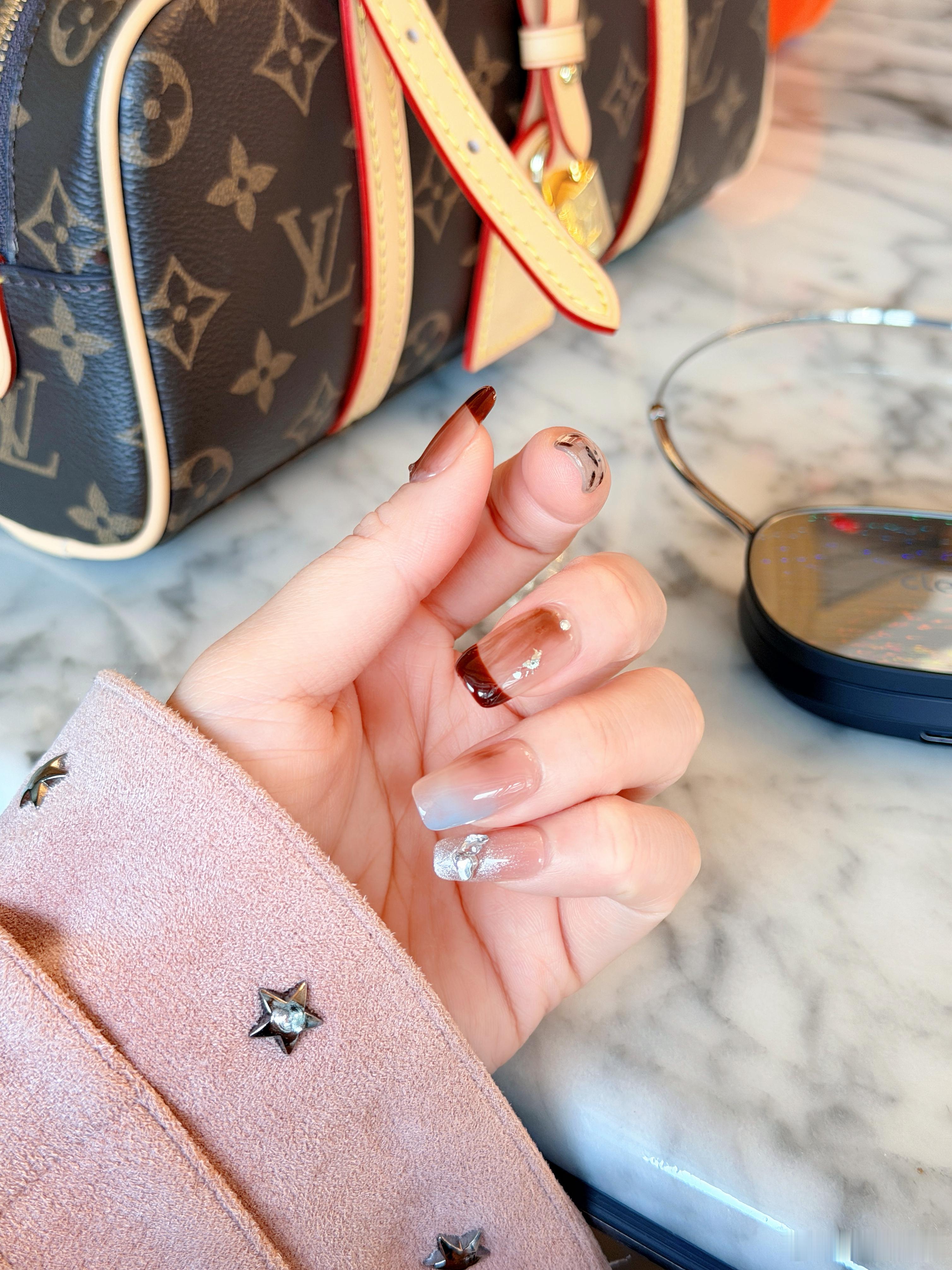 无聊的候机时间做个穿戴甲打发打发~