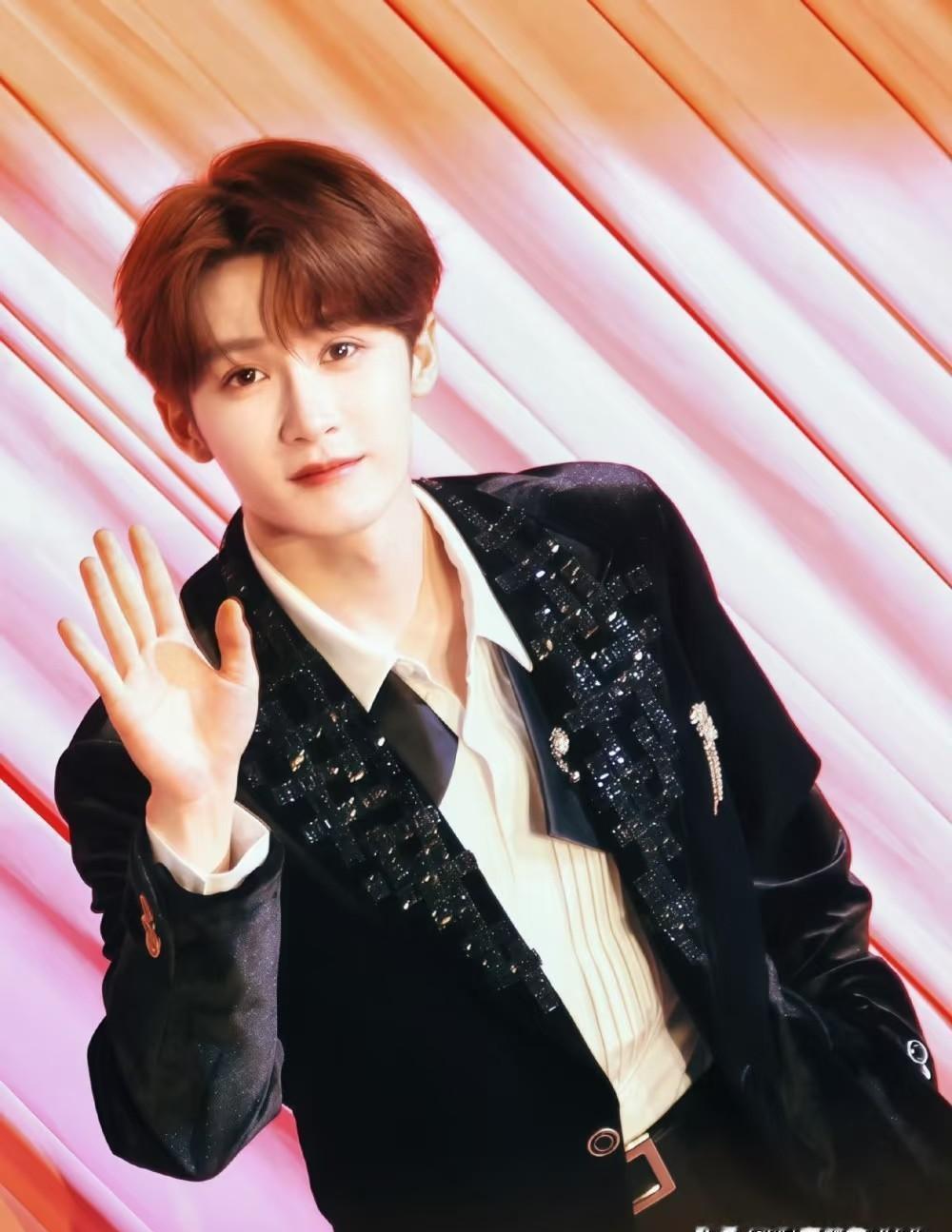 当别的明星在机场摆拍时檀健次在训练室地板上滴了8小时的汗。你看他在《你好星期