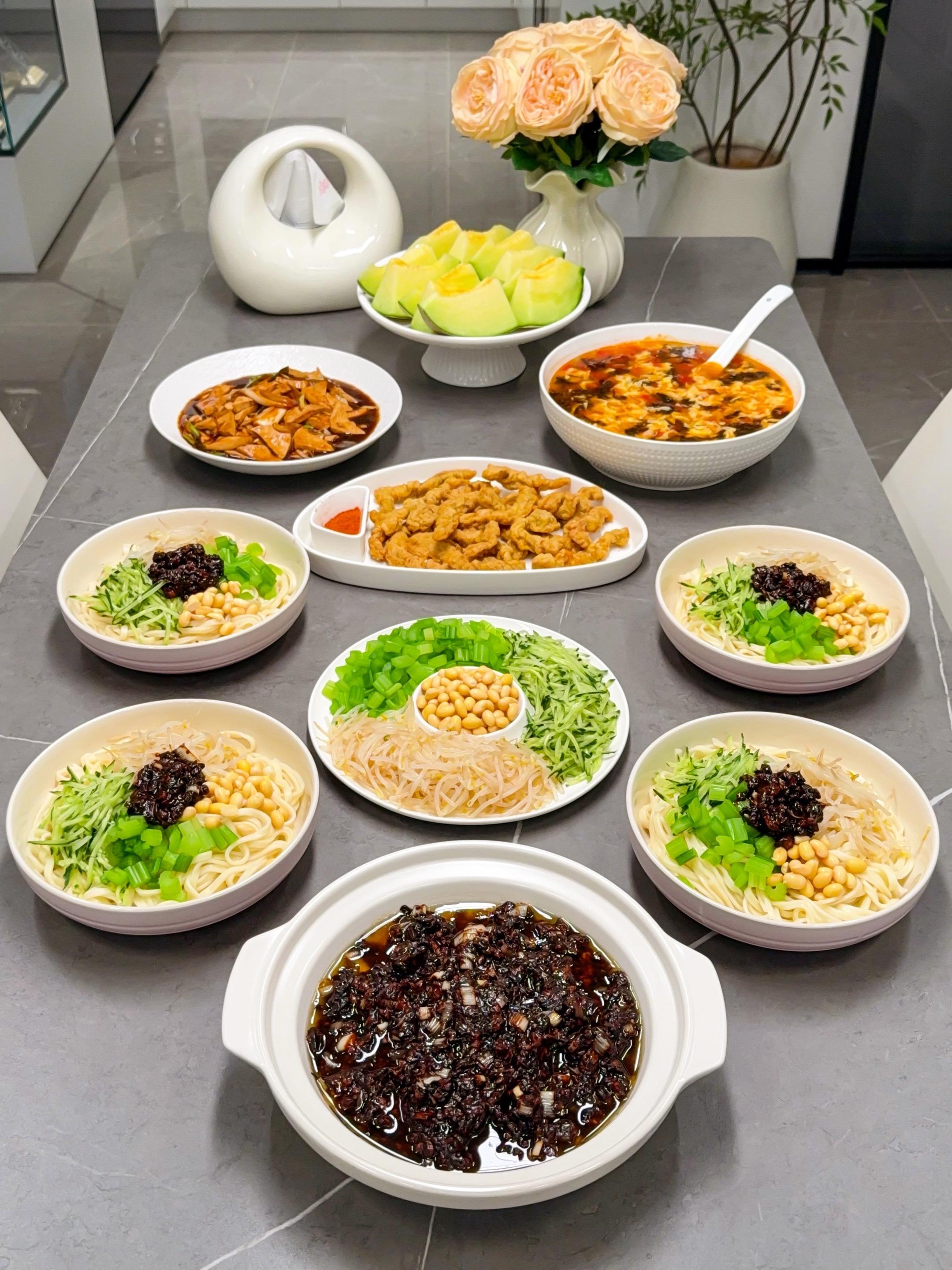 家常美味才是人间百味🙂。图1️⃣：老北京炸酱面➕葱烧豆腐➕小酥肉➕西...