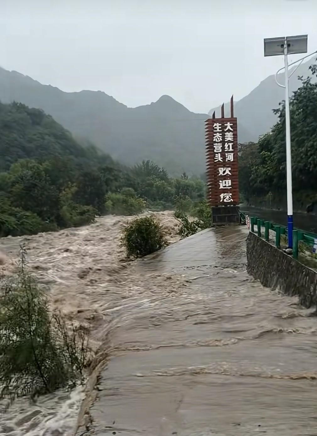 看这就是雨后的秦岭眉县红河谷附近秋季丰沛的雨量从秦岭山上倾斜而下，平时涓涓