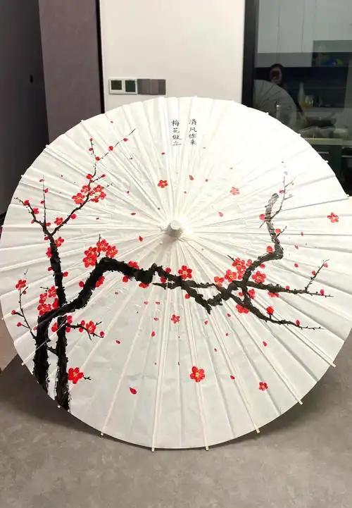 成都一位网友网购的油纸伞寄到了别处，想着坐地铁顺路取回来，结果进站时被安检人员拦