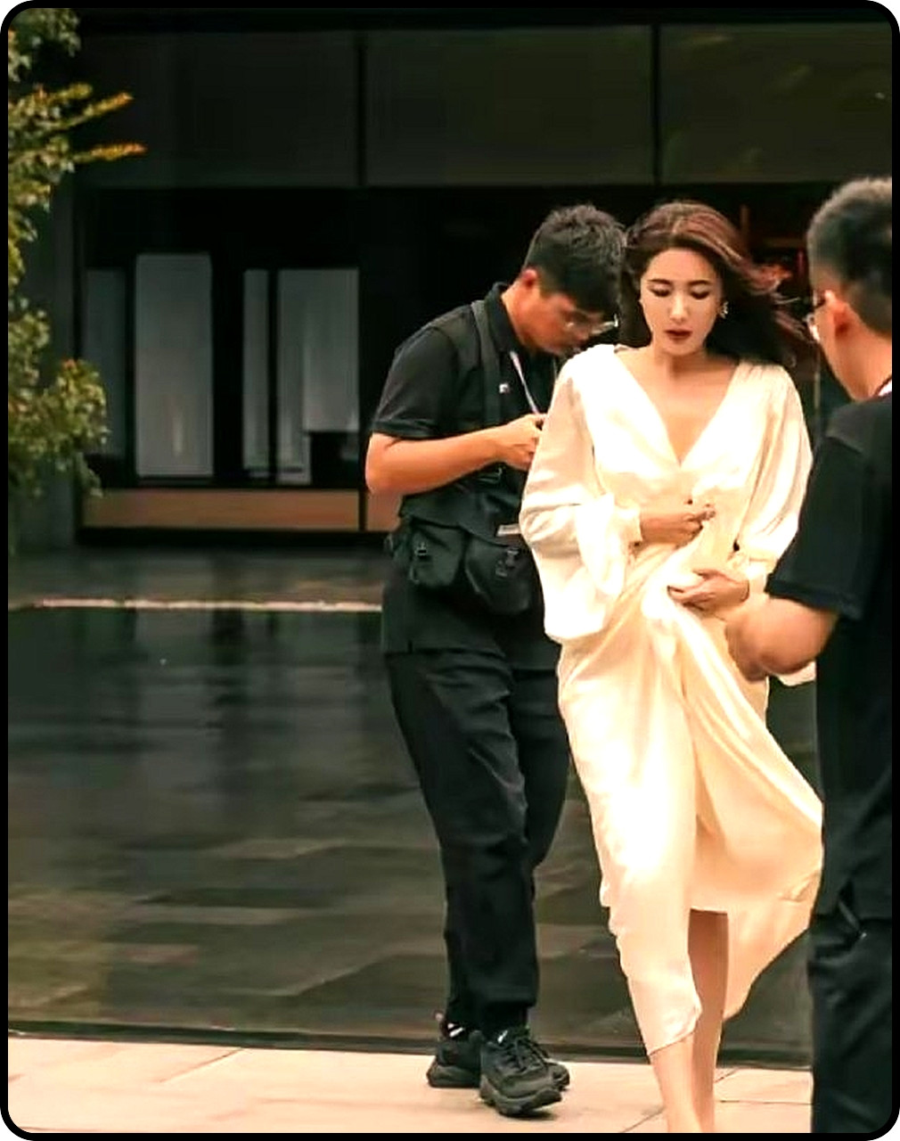 原来她就是保剑锋口中的：中戏两百年一遇到大美女​​​。